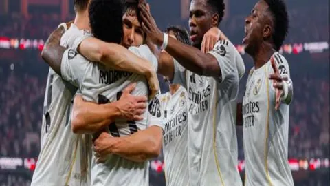 石宇奇世界排名升至第二，心态稳健表现优异